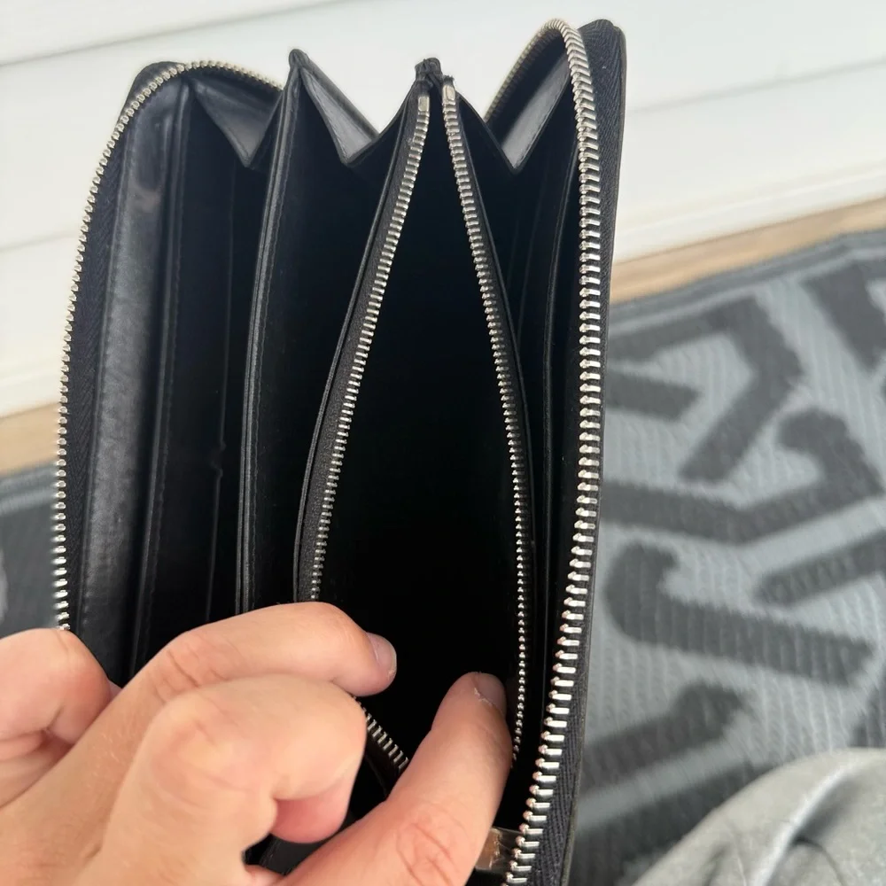 Louis Vuitton Leather Zippy Wallet with Subtle Embossed LV Monogram Logo - Picture 8 of 11